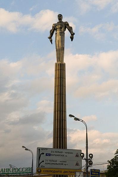 14. Титановый памятник Гагарину на Ленинском проспекте в Москве