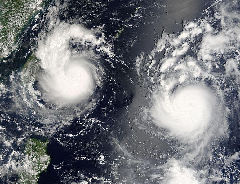 Почему ураганы носят женские и мужские имена?