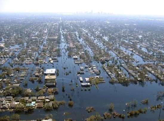 15.1 2005 года - ураган Катрина забрал жизни у более чем 1800 американцев и стал самым дорогим для экономики ураганом в истории США.