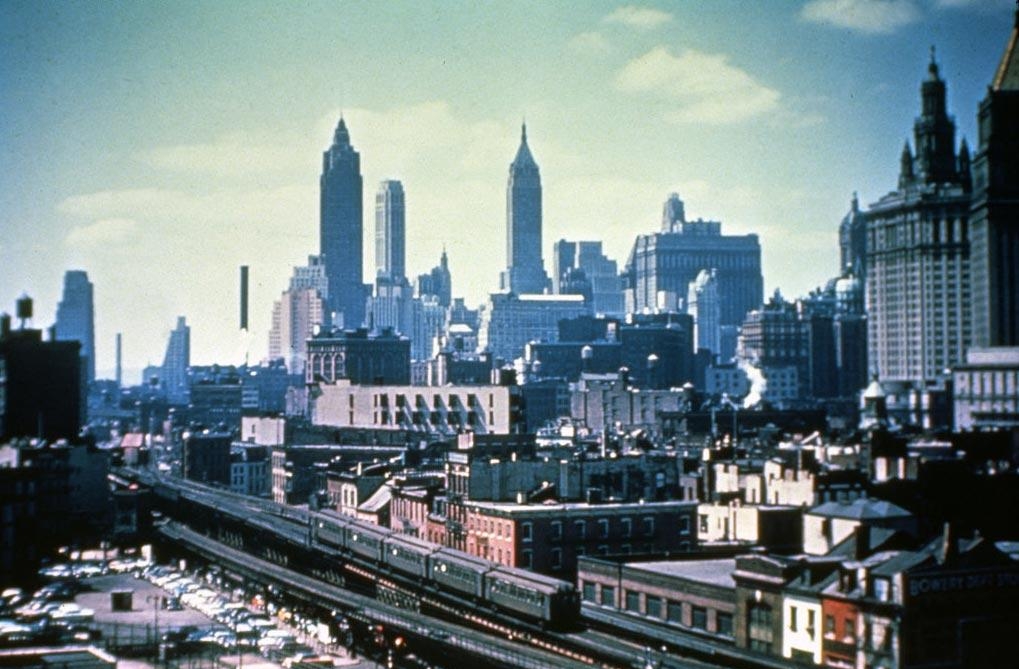 1.4. Вид на нижний Манхеттен с севера. В центре - здание Уолл-Стрит 40. Фото приблизительно конца 40-х-начала 50-х годов XX века
