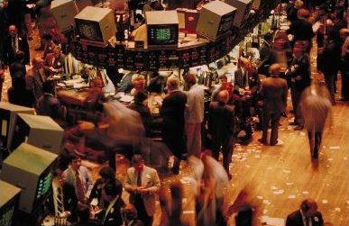 4.7. «Трейдеры на полу» в Нью-Йоркской фондовой бирже. Для каждой из тысяч торгуемых ценных бумаг имеется свой отдельный торговый центр, своя «яма».