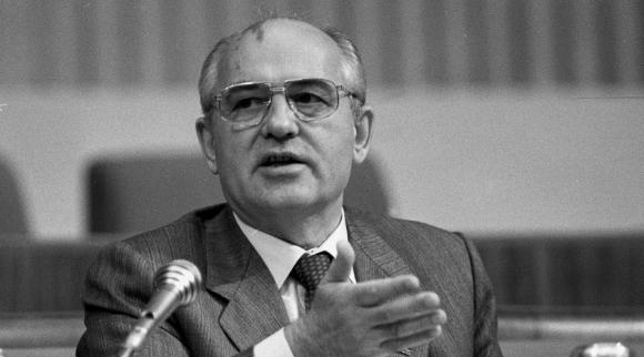 Горбачёв выступает