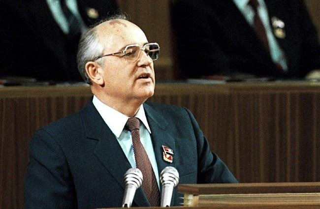 Горбачёв за трибуной