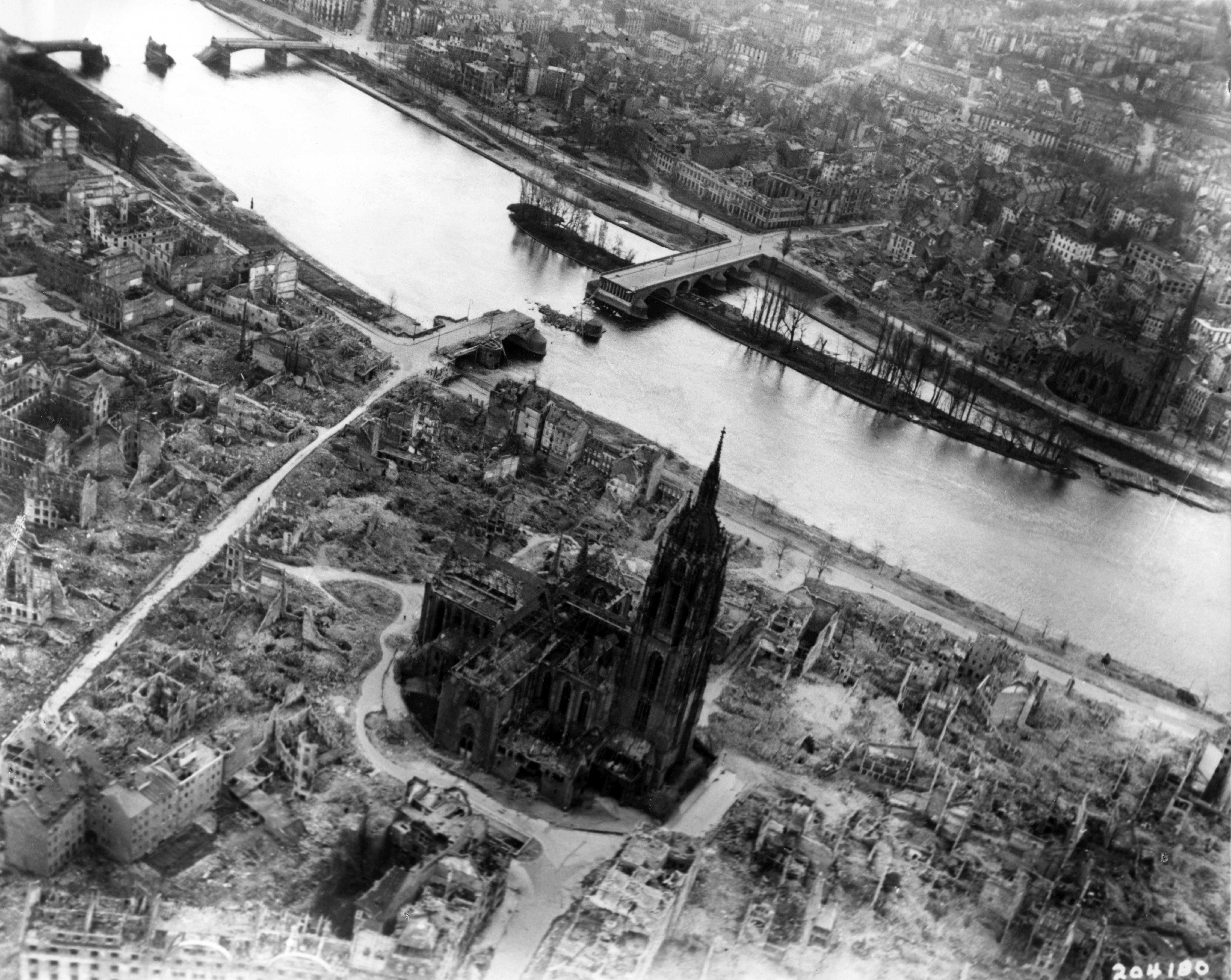 Вид на Франкфурт-на-Майне с воздуха в 1944 году в ходе Второй мировой войны