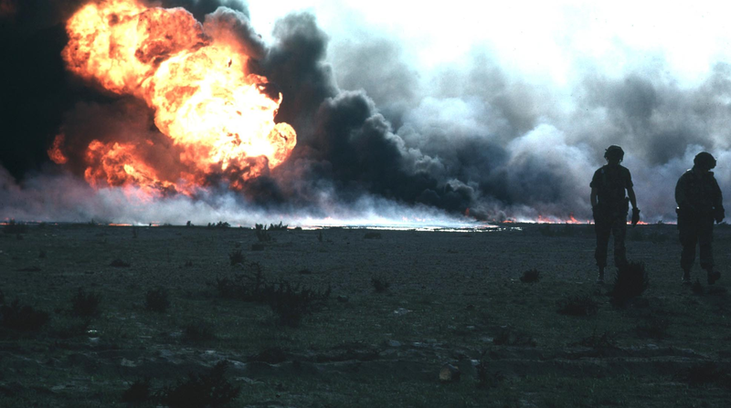 Горящая нефтяная скважина во время войны на Персидском заливе
