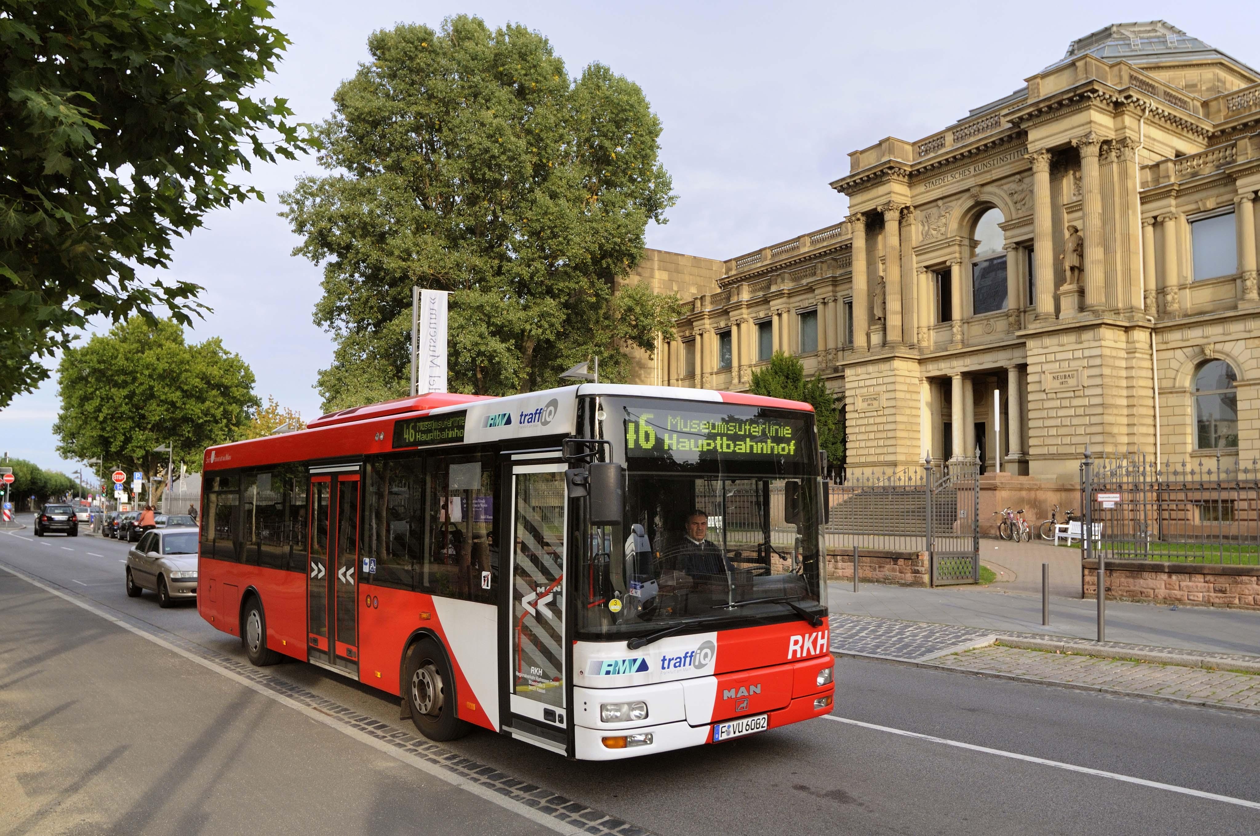 автобус на улице во Франкфурте-на-Майне