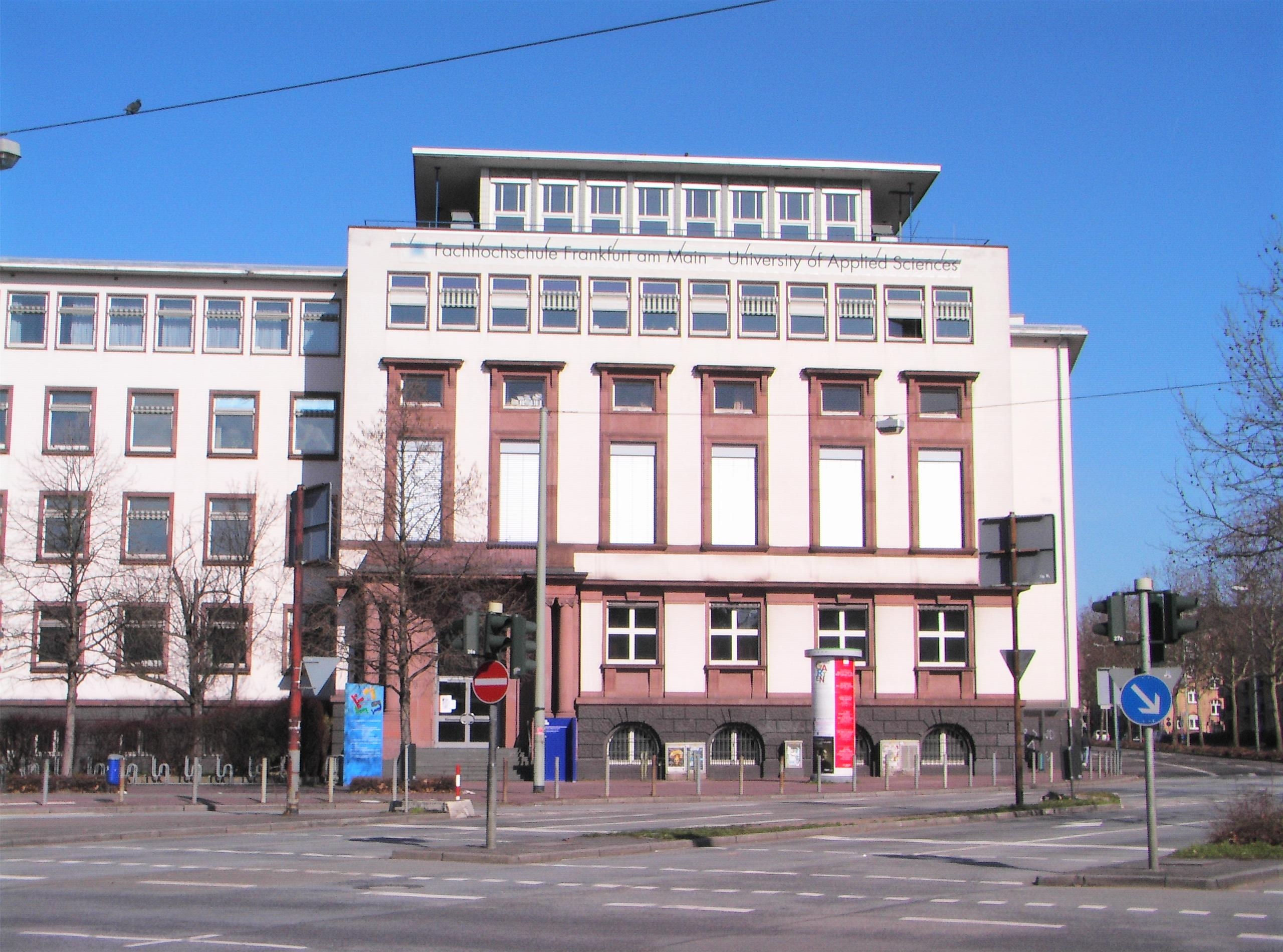 здание Университета прикладных наук во Франкфурте-на-Майне