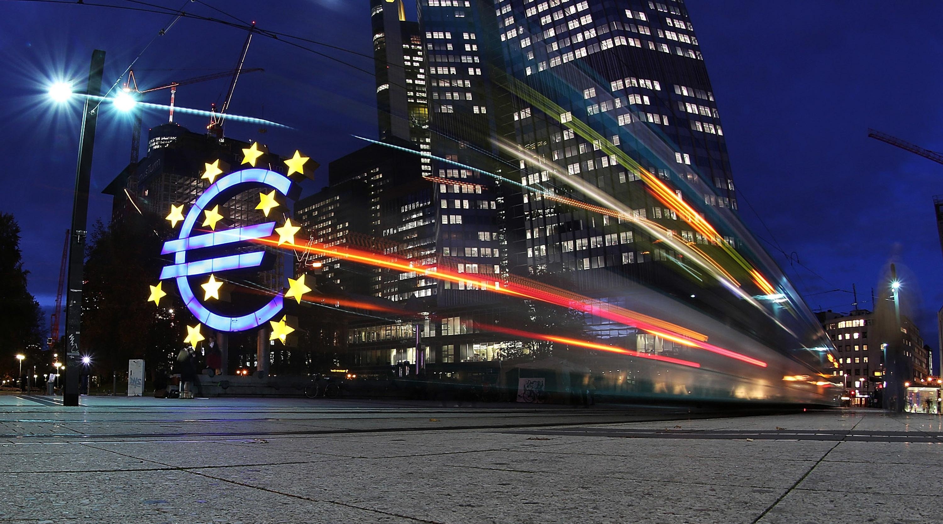 Европейский центральный банк символ Евро ночная фотография движение