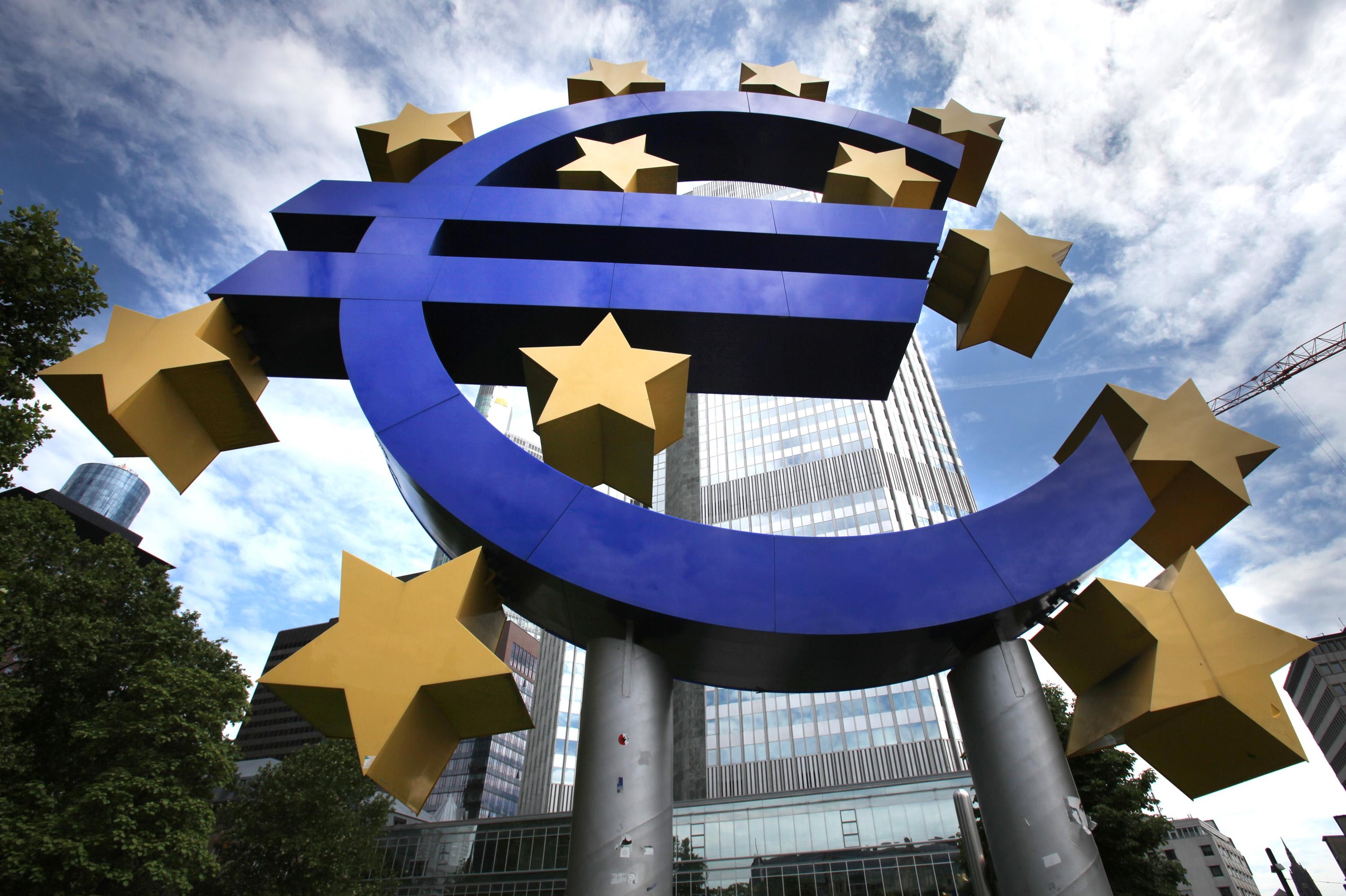 символ Евро возле здания Европейского центрального банка