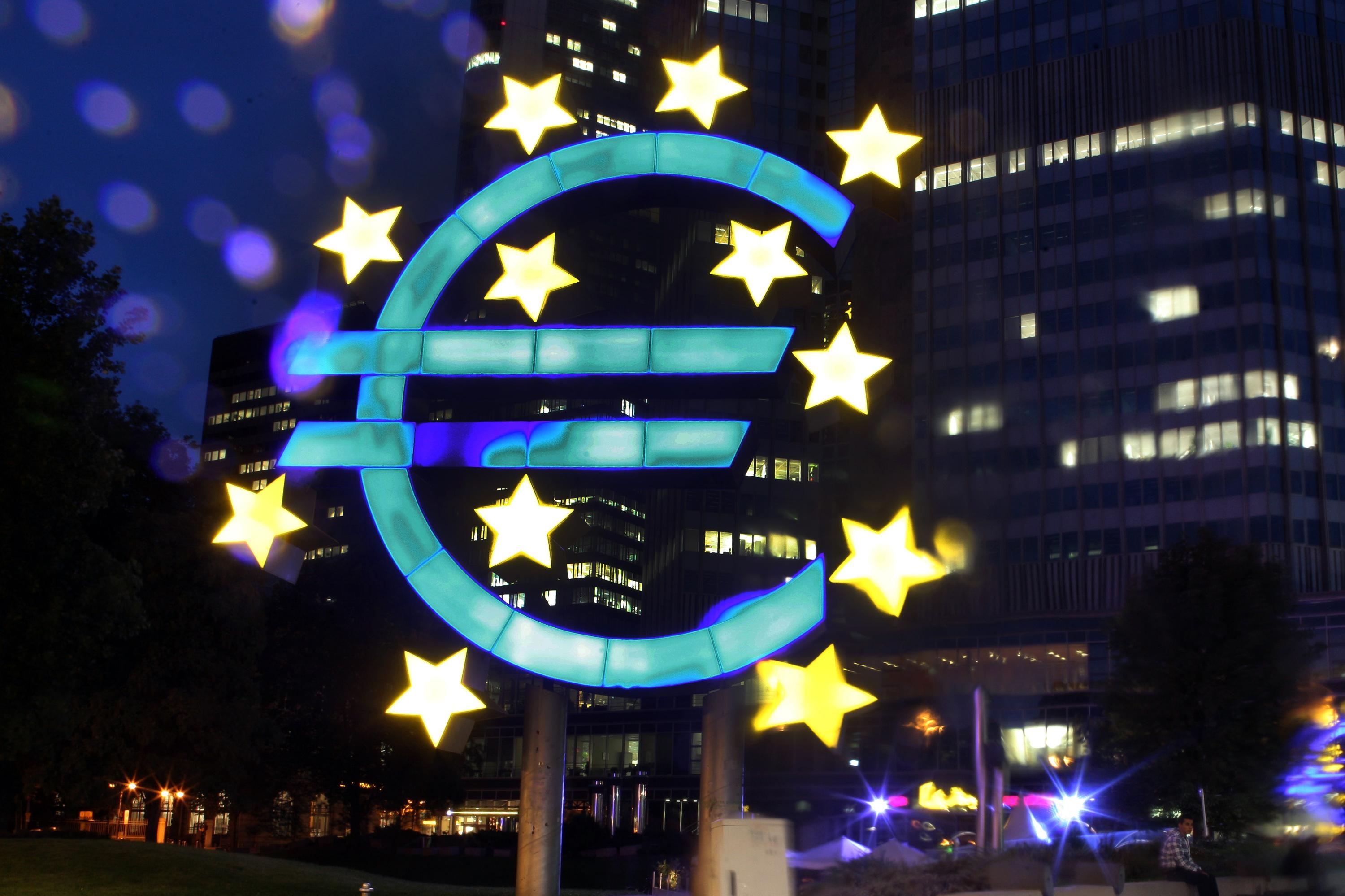 Европейский центральный банк символ Евро ночная фотография