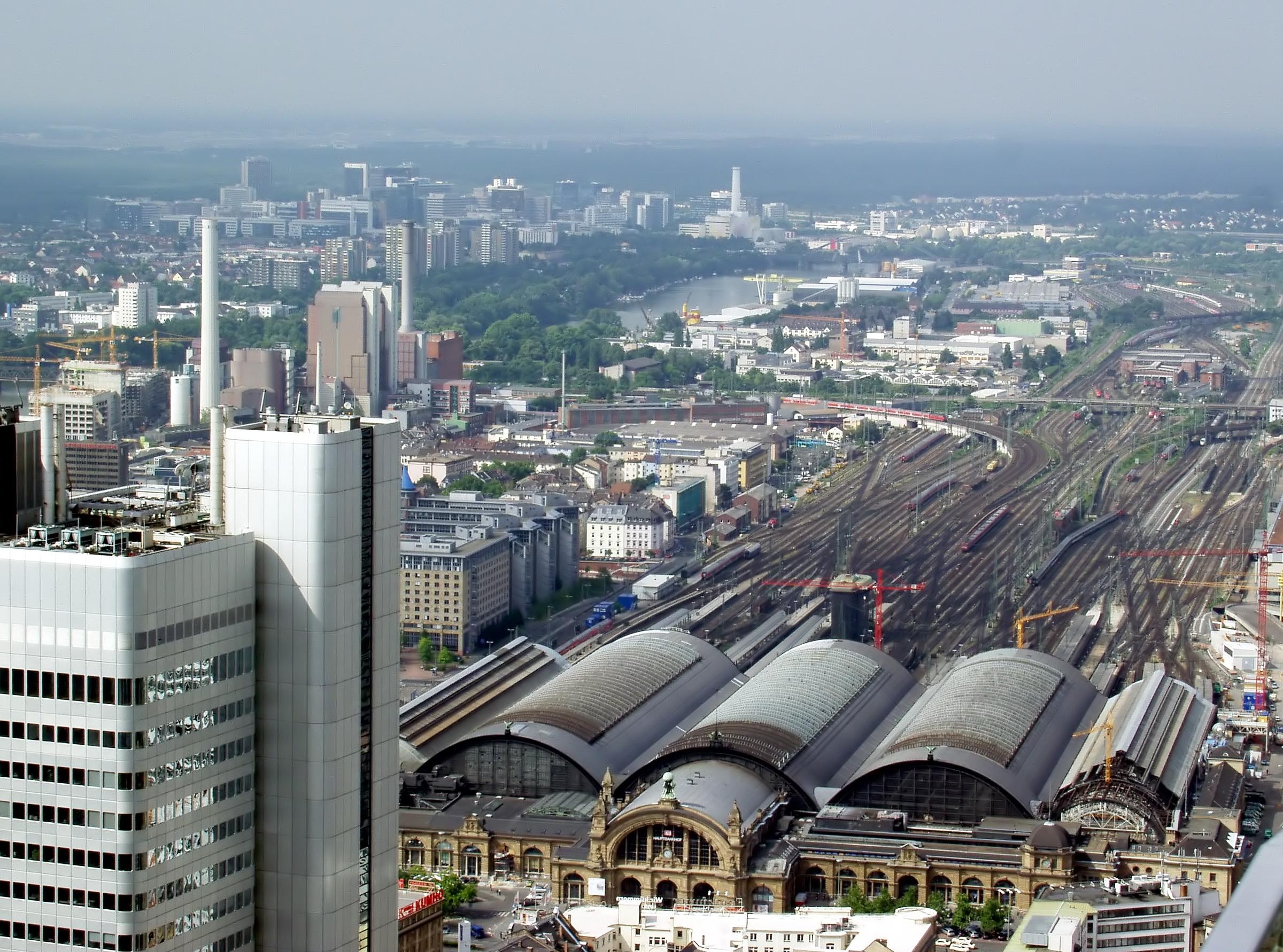 Франкфурт-на-Майне вид на город с высоты центральный железнодорожный вокзал транспортная инфраструктура