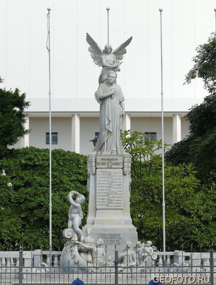 4.28 Памятник Рубену Дарио в Манагуа