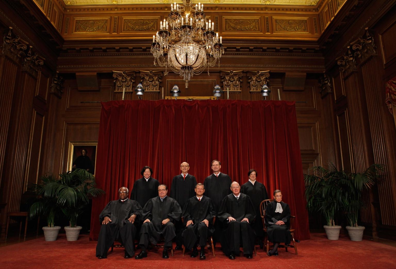 Фото судей в холле Верховного федерального суда США