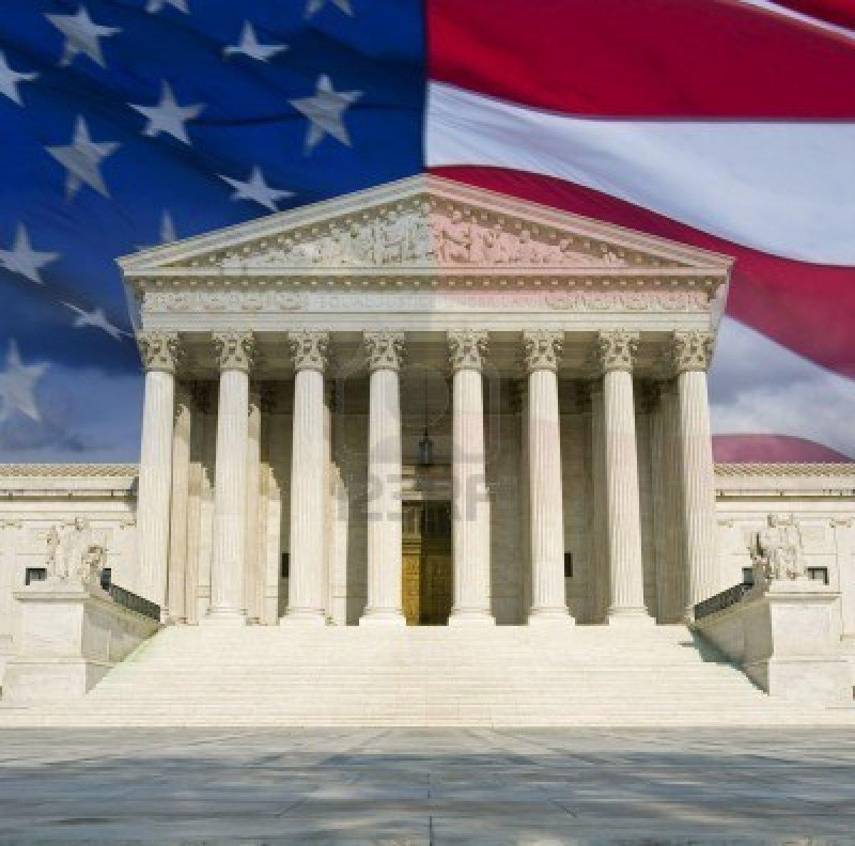 Здание Верховного федерального суда США на фоне флага США