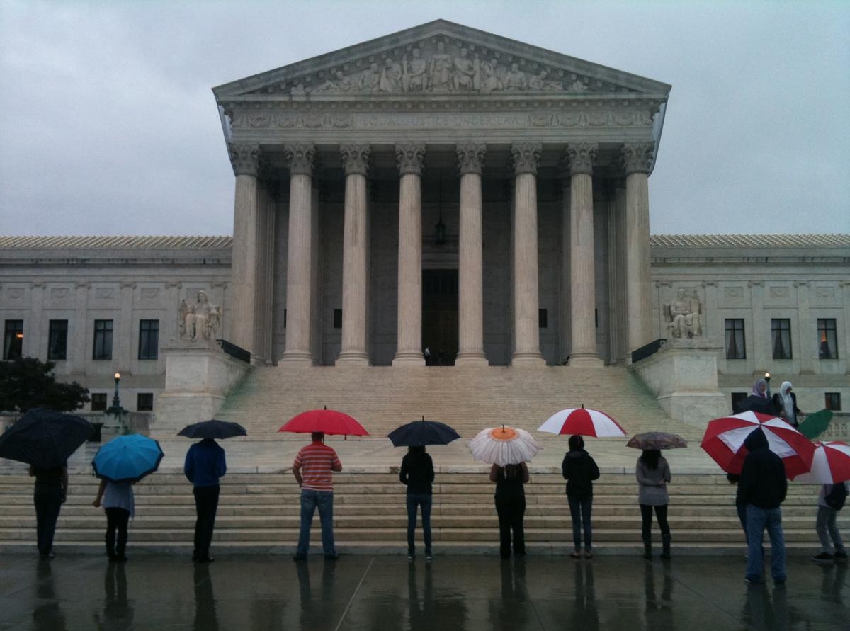 Дождь у здания Верховного федерального суда США