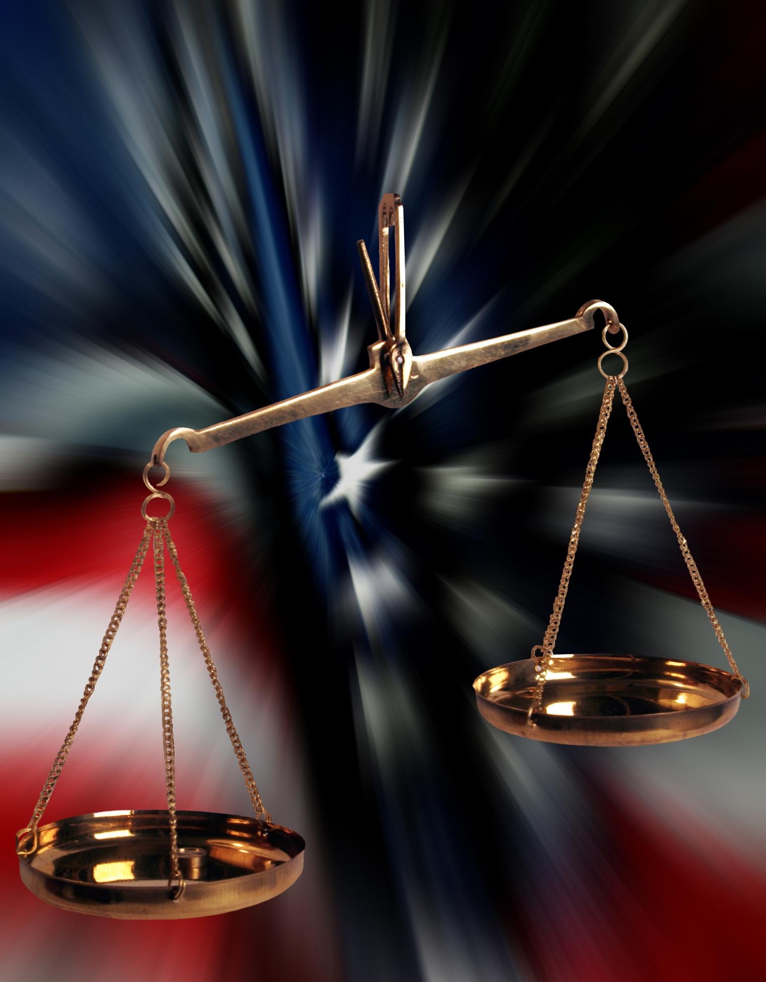 Чаши весов Верховного федерального суда США на фоне флага США 