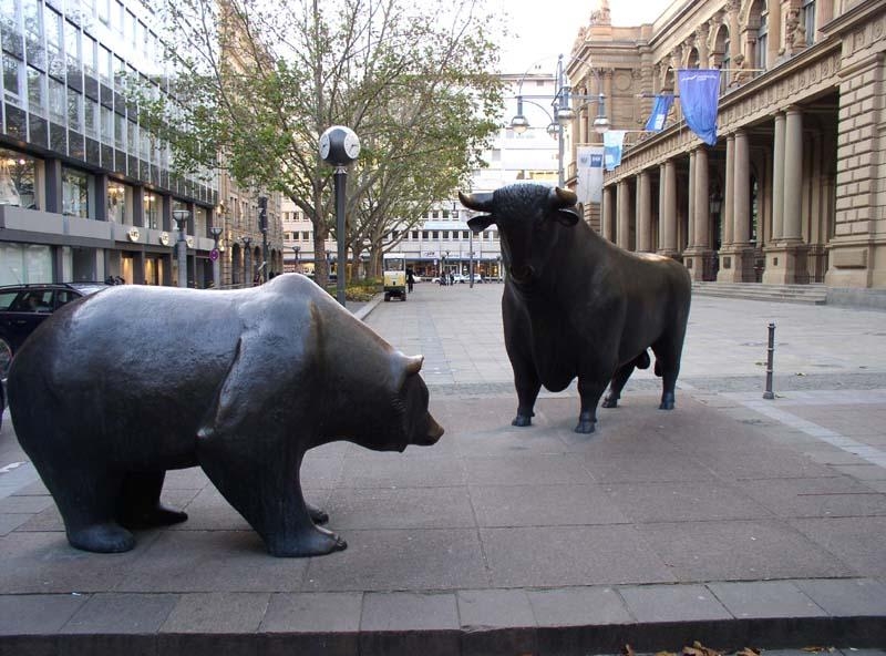 Памятник быку и медведю