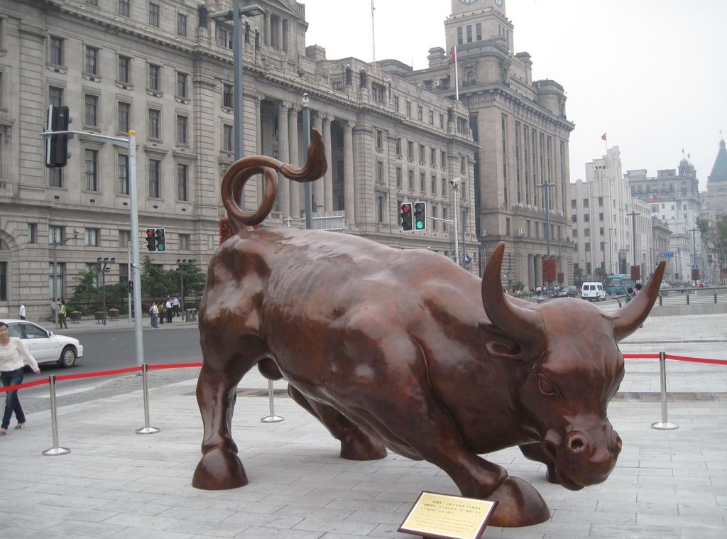 Памятник быку в Шанхае