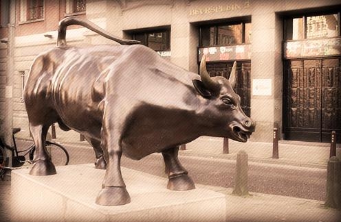 Скульптура быка около фондовой биржи в Амстердаме
