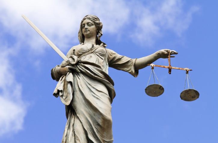 Статуя Фемиды на фоне неба, как символ правосудия Верховного федерального суда США