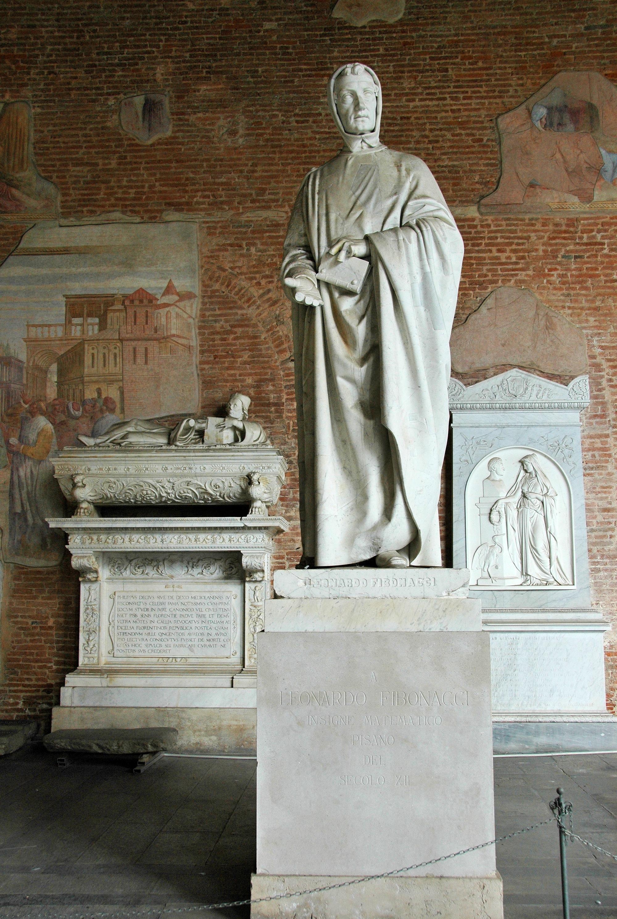 Статуя Фибоначчи установленная в Пизе на кладбище Кампосанто, расположенном на площади Пьяцца деи Мираколи в Италии