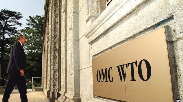 Табличка с надписью ВТО при входе в главную штаб-квартиру Всемирной торговой организации