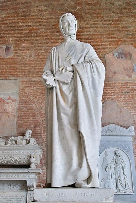 Статуя Фибоначчи установлена в Пизе на кладбище Кампосанто на Пьяцца деи Мираколи
