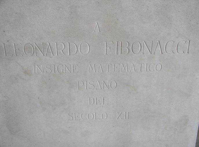 Надпись на статуе Леонардо Фибоначчи в Пизе на кладбище Кампосанто расположенном на Пьяцца деи Мираколи