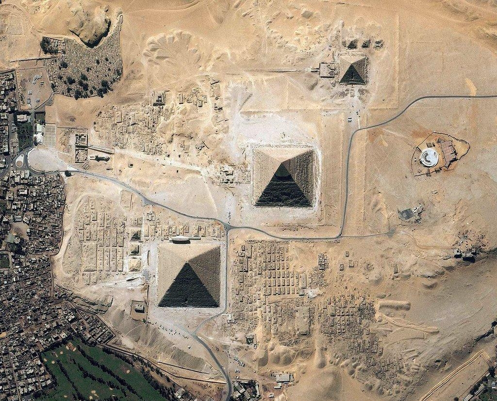 Египетские пиpамиды постpоены в соответствии с совеpшенными пpопоpциями золотого сечения