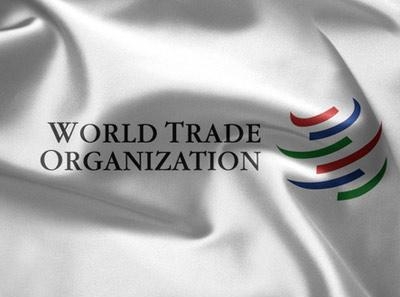 флаг с логотипом Всемирной торговой организации