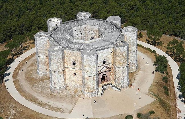 Замок Кастель дель Монте в котором императором Фридрихом 2 проводились математические турниры в которых участвовал Леонардо Фибоначчи