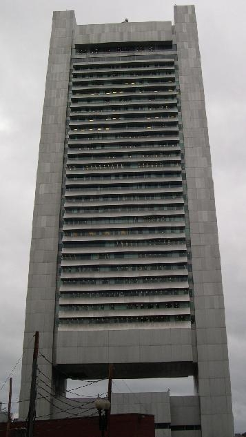 Здание Федерального резервного банка Бостона в пасмурный день