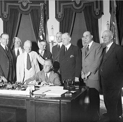 Подписание The Glass-Steagall Act в 1933 году