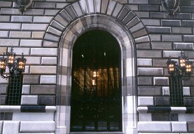 Одна из дверей здания Федерального резервного банка Нью-Йорка