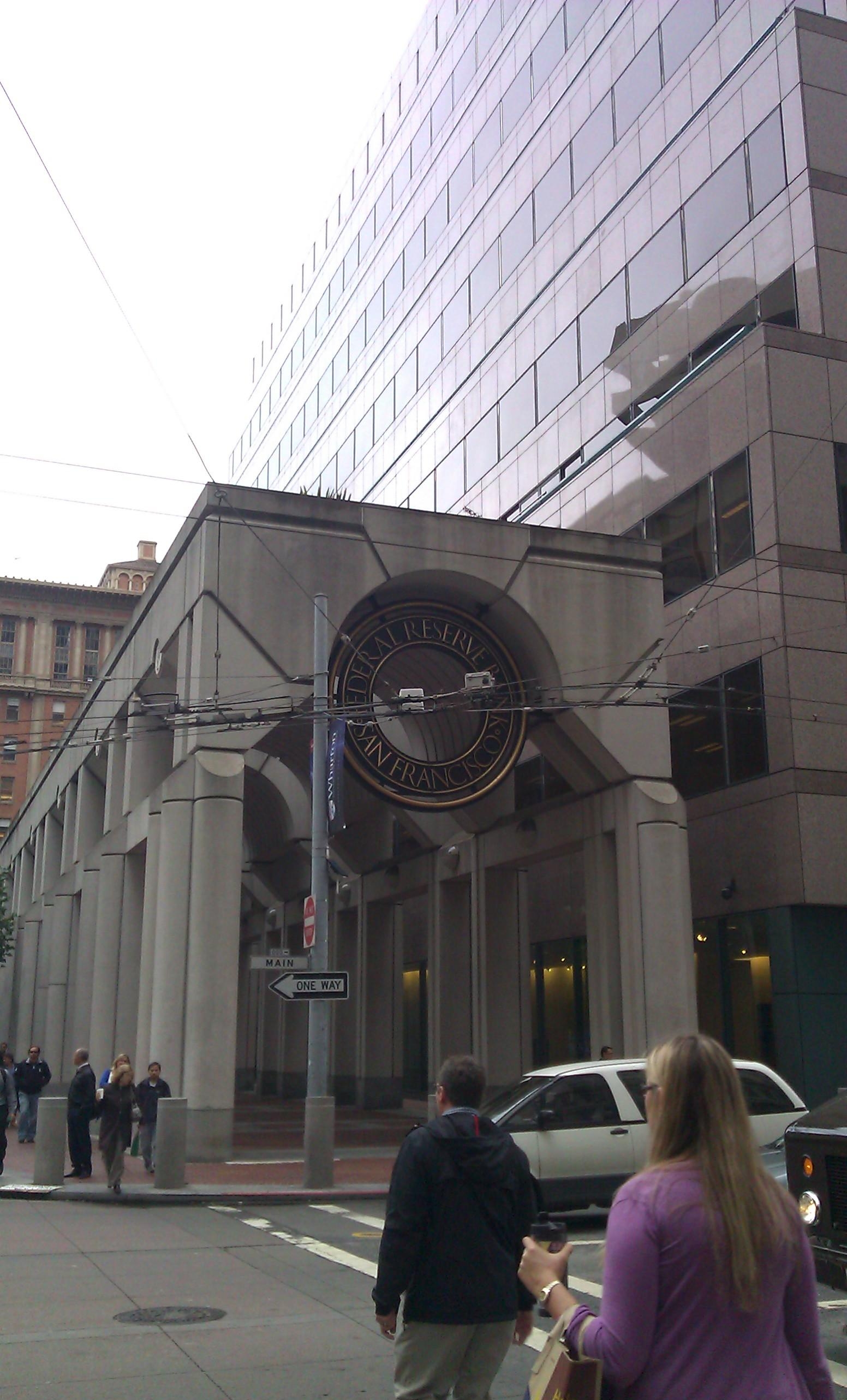 Здание Федерального резервного банка Сан-Франциско вид сбоку