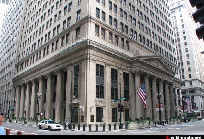 Вид сбоку на Федеральный резервный банк Чикаго