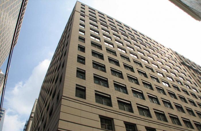 Взгляд снизу на здание Федерального резервного банка Чикаго