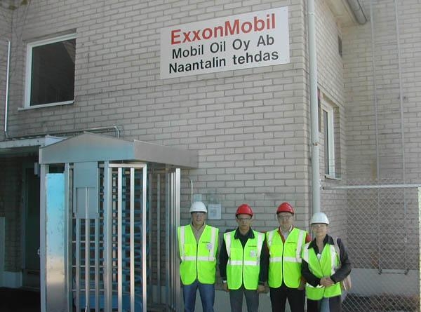 сотрудники Exxon Mobil