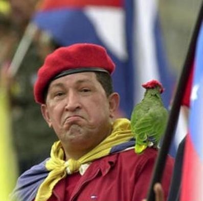 Уго Чавес с попугаем на плече