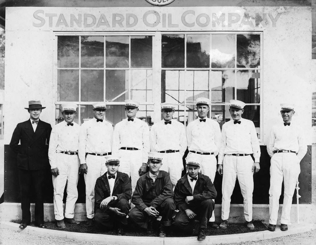 В 1870 г_ Рокфеллер основал Standard oil
