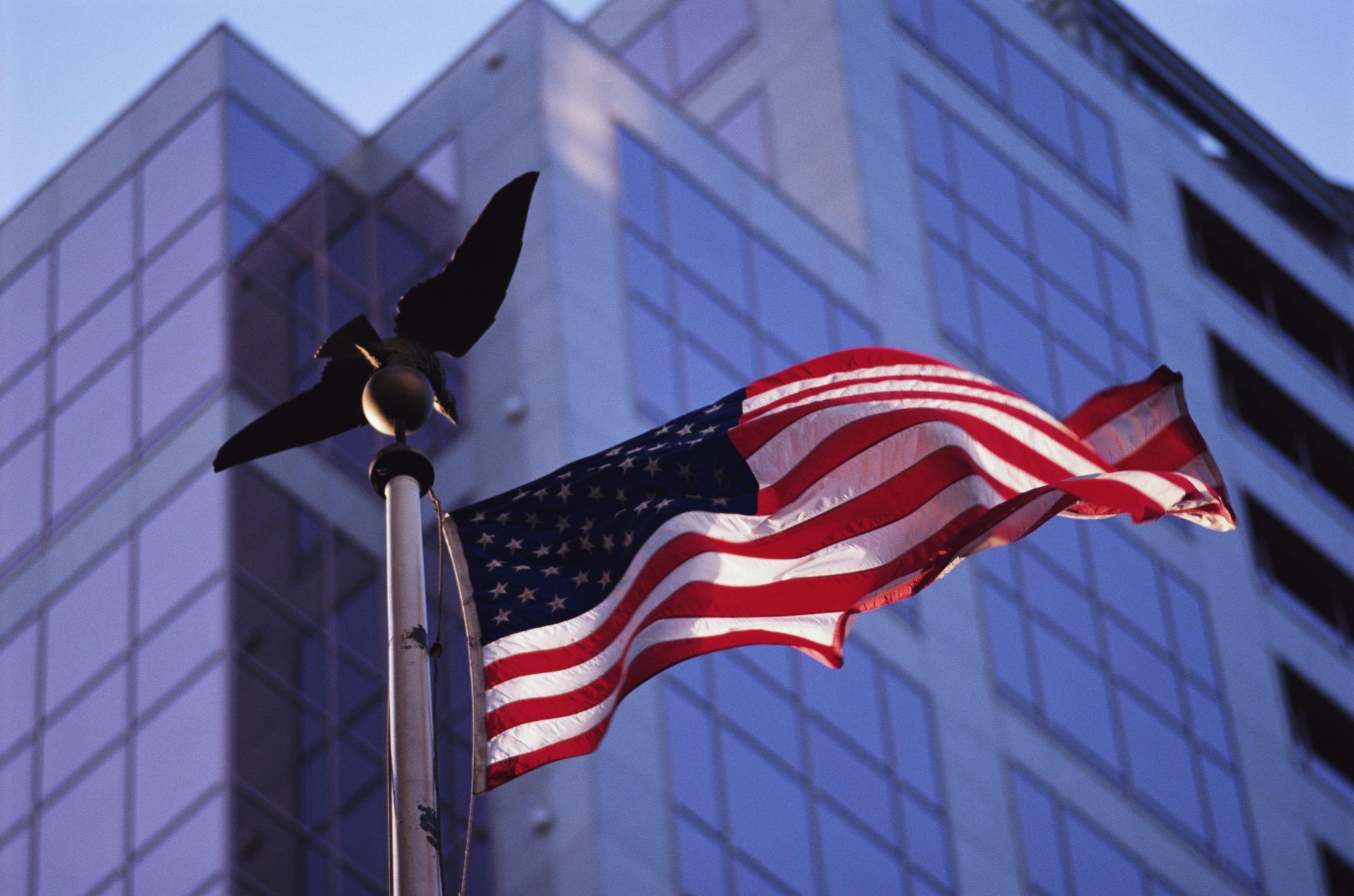 Флаг США на фоне здания