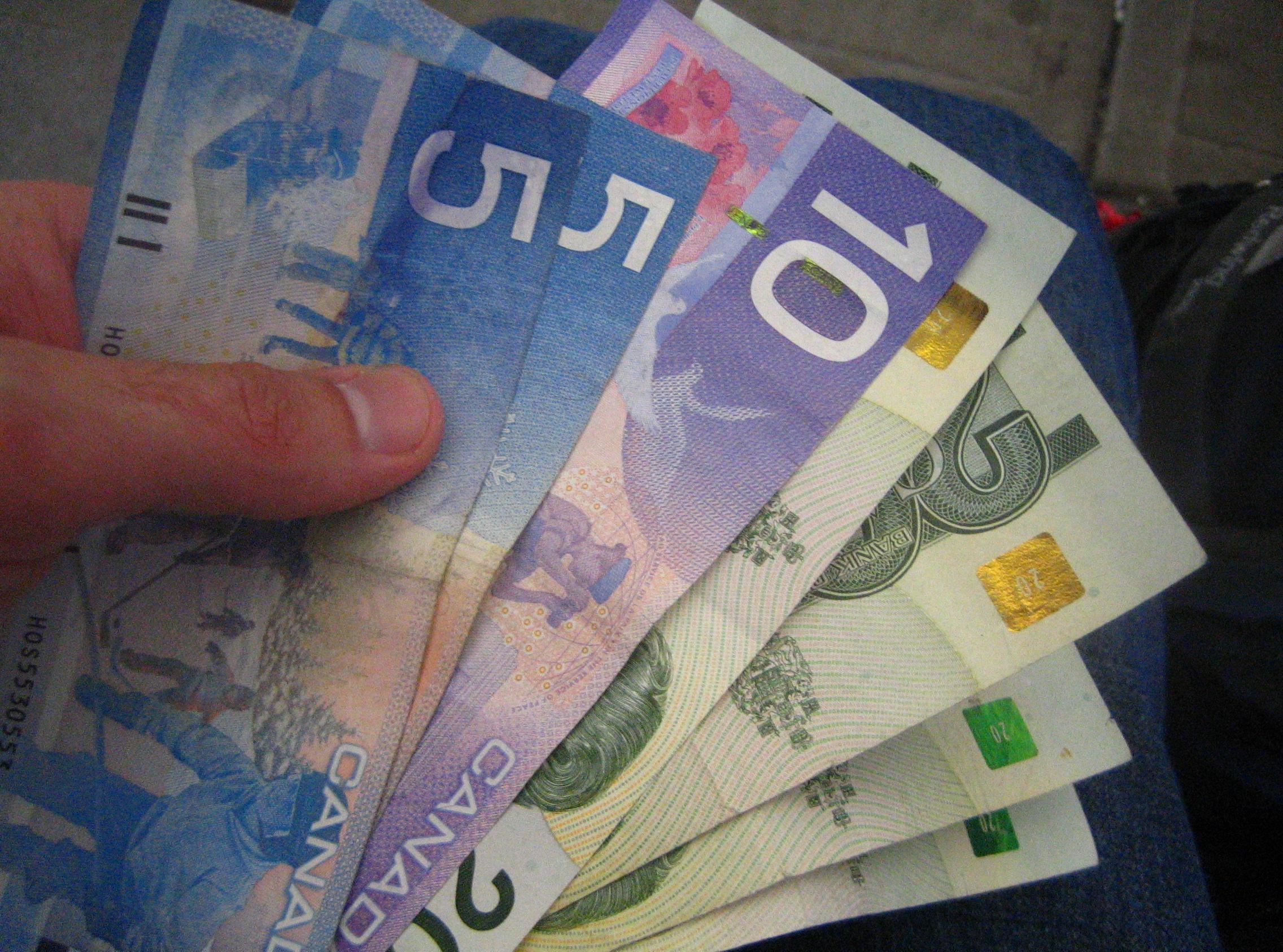 Канадский доллар в руках