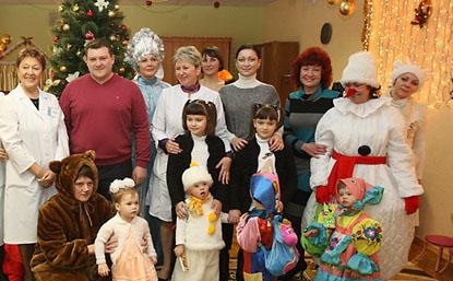 Дмитрий Лукашенко с семьей в минском доме ребенка