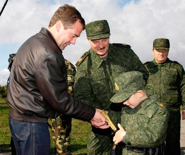 Президент Белоруссии Александр Лукашенко с сыном Николаем и президент РФ Дмитрий Медведев