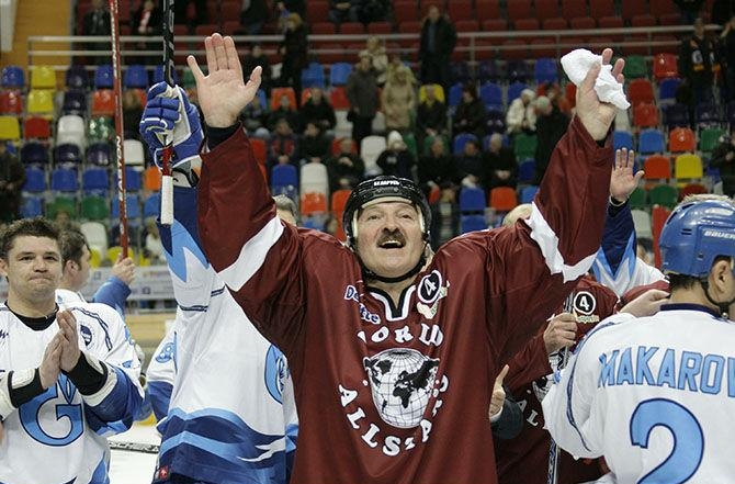 Президент Лукашенко играет в хоккей