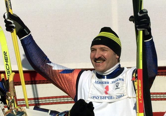 Президент Лукашенко катается на лыжах