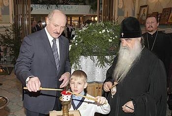 Александр Лукашенко с младшим сыном в православном храме