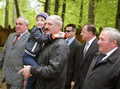 Александр Лукашенко с младшим сыном на прогулке
