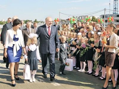 Александр Лукашенко в школе на празднике первого сентября