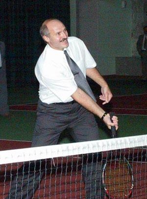 Александр Лукашенко играет в большой теннис